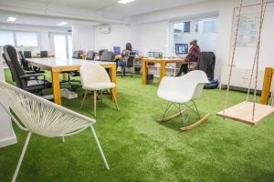 Trang trí cỏ nhân tạo cho văn phòng có lợi ích gì