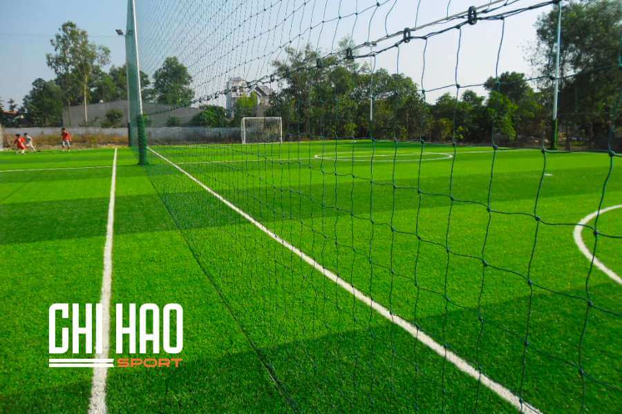 Lắp đặt hệ thống lưới bảo vệ cho sân bóng đá 