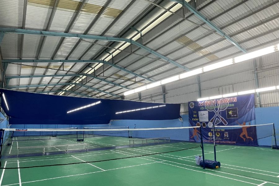 Đơn vị chuyên lắp đặt mái che sân cầu lông - Chí Hào Sport