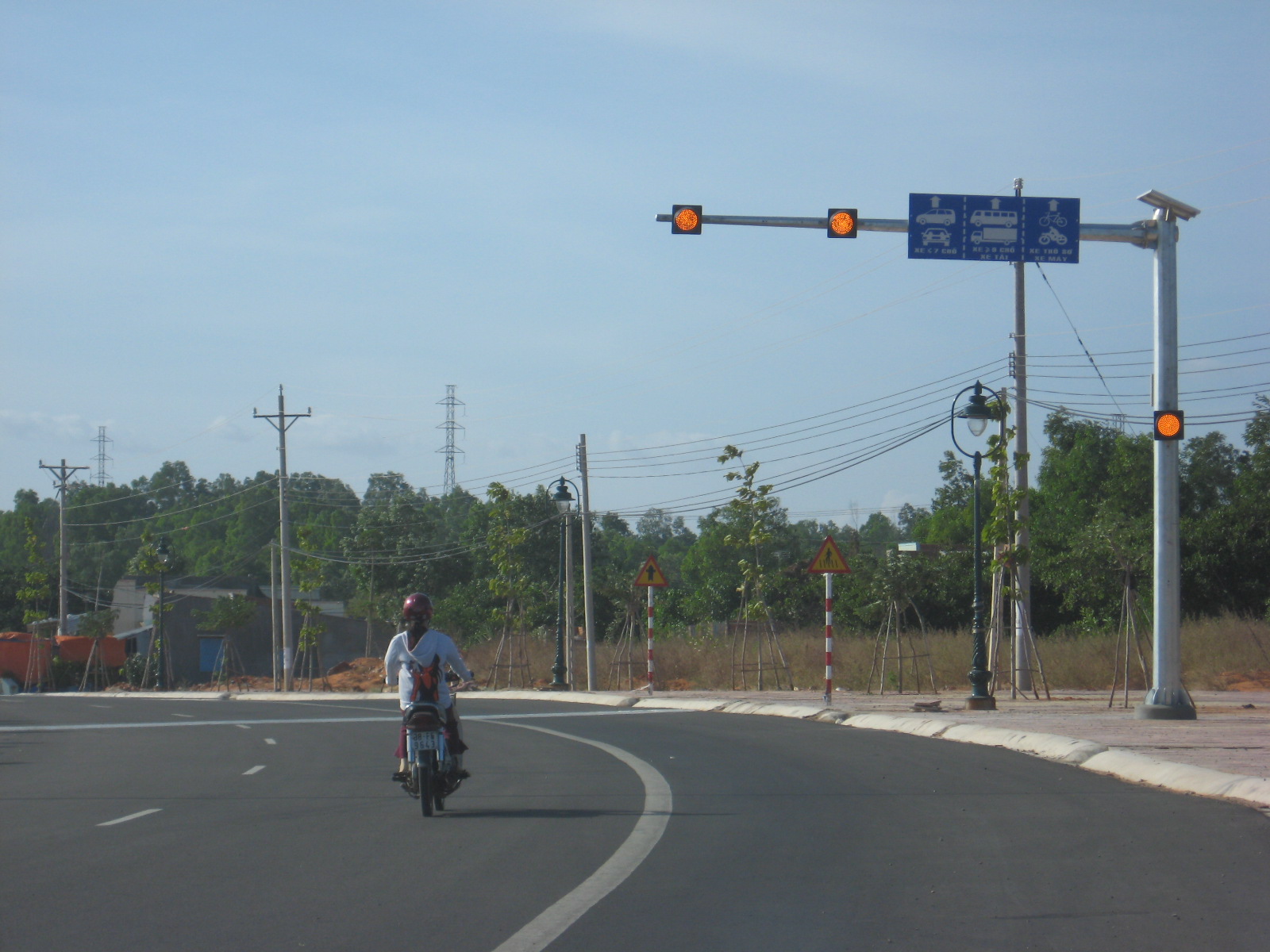 CẤU TẠO VÀ NGUYÊN LÝ HOẠT ĐỘNG CỦA ĐÈN CẢNH BÁO NĂNG LƯỢNG MẶT TRỜI