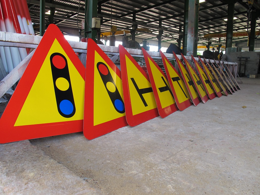 Biển báo làm từ tôn
