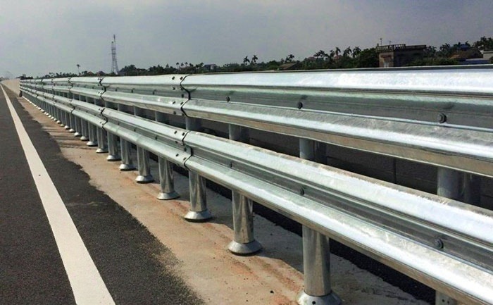 Thi Công Tôn Sóng Hộ Lan Chuyên Nghiệp - Bền Vững, An Toàn
