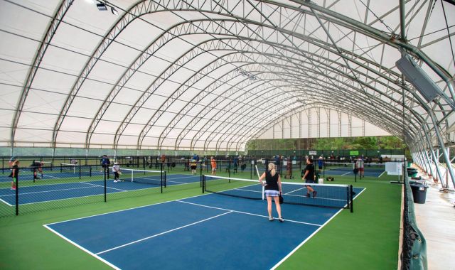 thi công mái canopy sân pickleball